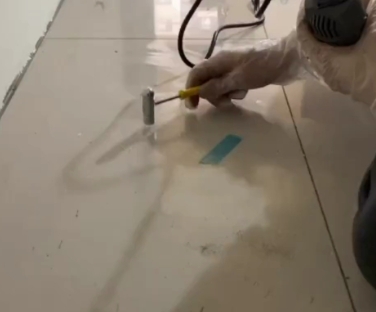 莱芜瓷砖开裂维修公司专业分享瓷砖在铺贴前如果没有沥干水分，将会导致以下问题
